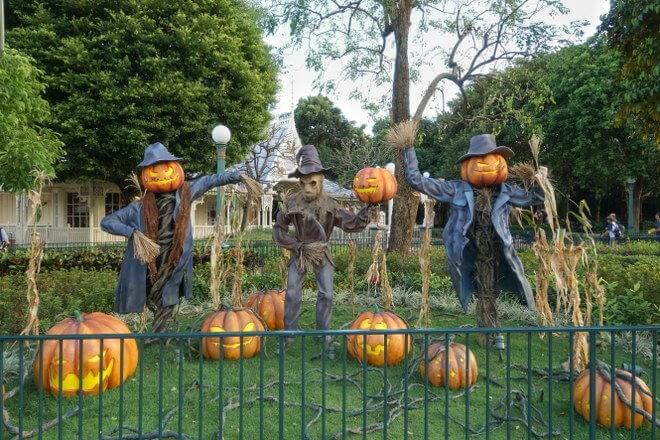 jack-o-lantern scarecrows